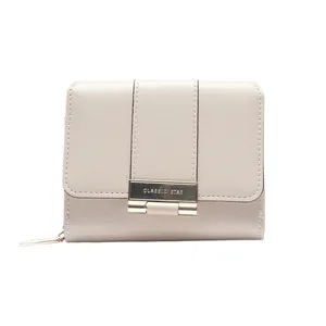 Portafoglio corto chic in pelle beige testurizzata con fibbia metallica a stella