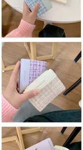 Détail du portefeuille en tweed et similicuir pour femme en lilas et crème avec zip