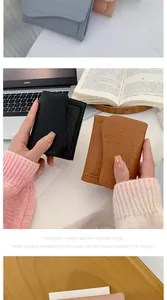 Dettaglio dei portafogli motivo coccodrillo che mostra cuciture e design a tre ante
