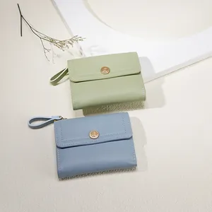 Portafoglio donna pieghevole in pelle con fibbia floreale dorata e cinturino