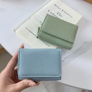 Mini portafoglio da donna a tre ante con trama litchi nei colori azzurro e verde