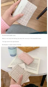 Détail du portefeuille en tweed et cuir montrant la texture et le rangement de cartes