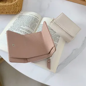 Portafoglio da donna minimalista a tre ante in rosa e bianco con tasca a zip integrata