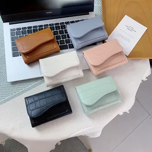 Portafoglio corto da donna effetto coccodrillo con patta irregolare in sei colori
