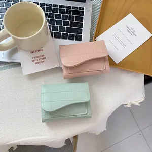 Portafogli corti da donna in pelle PU con motivo a coccodrillo in rosa e menta
