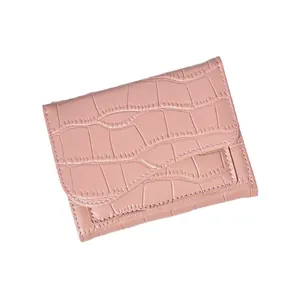 Portafoglio da donna rosa con motivo a coccodrillo e scomparti per carte multipli