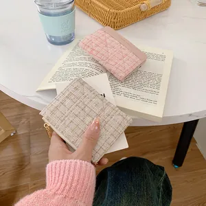 Petit portefeuille en tweed pour femme en rose et beige avec une texture tissée épurée