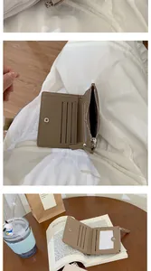 Dettaglio del portafoglio kaki con scomparti per carte e tasca con zip in metallo