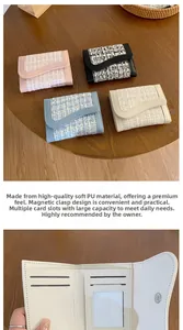Dettaglio del portafoglio in tweed con scomparti per carte e chiusura magnetica