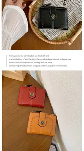 Dettaglio di portafogli vintage in pelle cerata con fibbie a girasole e motivi laser