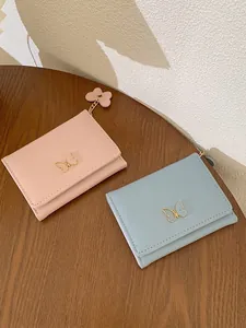 Portafoglio corto minimalista da donna con farfalla dorata e ciondolo nuvola rosa e blu