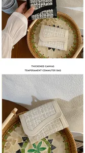 Dettaglio di pochette in tela spessa con finiture in pelle e chiusura a patta elegante