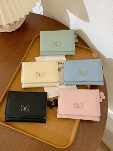 Portafogli corti da donna in colori pastello con farfalla di metallo e ciondolo a fiore