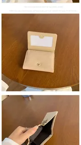 Dettaglio portafoglio in pelle PU beige con motivo a coccodrillo, porta carte e bottone