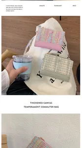 Dettaglio di piccoli portafogli intrecciati rosa e verdi con una borsa di tela