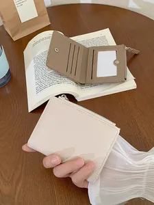 Portafoglio piccolo da donna in pelle con scomparti per carte e tasca con zip