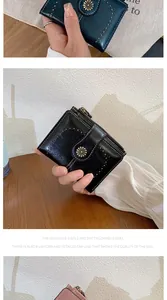 Dettaglio di portafogli vintage con fibbia a girasole e motivi traforati tagliati al laser