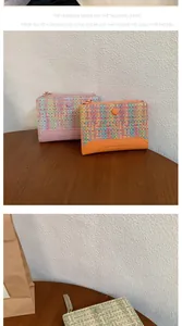 Vista dettagliata della trama intrecciata multicolore e dei bordi in pelle sui portafogli