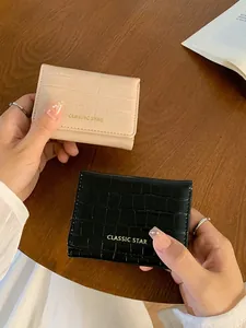 Mini portafogli a tre ante in pelle PU con motivo a coccodrillo beige e nero