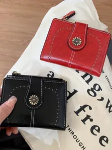 Portafogli vintage corti in rosso e nero con fibbia a girasole e motivi traforati