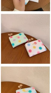 Portafoglio corto da donna con pois sfumati colorati e ciondolo a cuore dorato