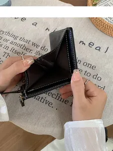Portafoglio nero vintage con cuciture a contrasto e interno con scomparti multipli
