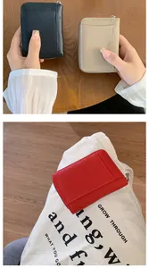 Dettaglio di portamonete minimalisti con cerniera e trama a grana in vari colori