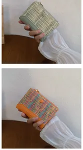 Dettaglio della trama in pelle PU intrecciata e logo Forever Sunshine sui portafogli