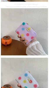 Dettaglio di portamonete in pelle PU Saffiano con pois colorati e cerniera dorata