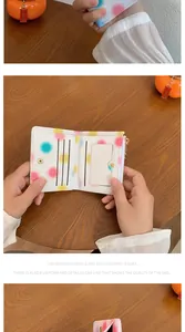 Dettaglio del portafoglio a tre ante con scomparti per carte e fantasia a pois colorati