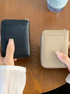 Portafoglio corto da donna in pelle con cerniera a L e slot per carte nero e beige