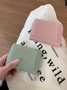 Mini portafogli in pelle macaron con fessure per carte e zip in rosa e verde menta