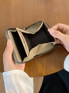 Portafoglio compatto in pelle martellata con cerniera e scomparti per carte a fisarmonica