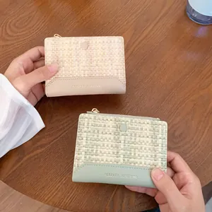 Portafoglio corto intrecciato da donna beige e verde, design compatto con cerniera lampo