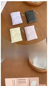 Détails de petits portefeuilles en similicuir en quatre couleurs avec motifs de fleurs