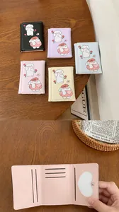 Détail de la fente photo en forme de cœur et des rangements pour cartes en cuir PU