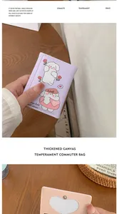 Gros plan de portefeuilles minces roses et violets avec motifs de chiens et fermoir en métal