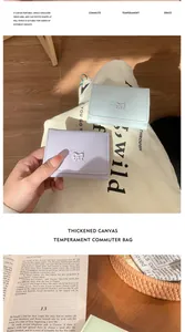 Gros plan de portefeuilles compacts à trois volets avec un joli nœud décoratif