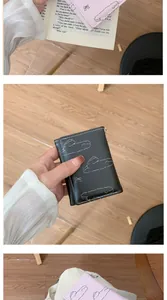 Détails du portefeuille compact avec imprimé nuages, nœud en métal et fentes pour cartes