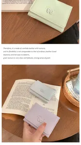 Détail macro du portefeuille en cuir de vachette pour femme avec emblème de chat