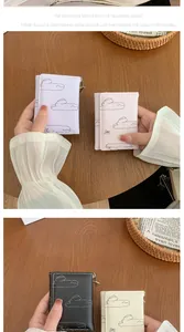 Détail de portefeuilles pliants avec motif nuage, couleurs pastel et coutures soignées