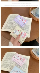 Détails des motifs de chiens mignons et des coutures sur les portefeuilles fins en similicuir