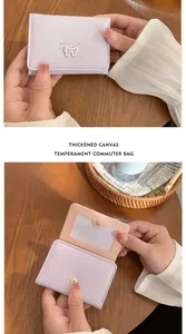 Vue détaillée du portefeuille en similicuir lilas avec fentes pour cartes et bouton-pression