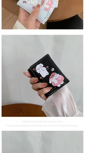 Gros plan de porte-cartes en cuir PU bleu clair et noir avec des motifs de dessins animés