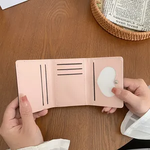 Portefeuille rose pliable en cuir avec cinq fentes pour cartes et fenêtre cœur