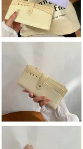 Détail d'un portefeuille beige en cuir avec texture verticale et fentes pour cartes