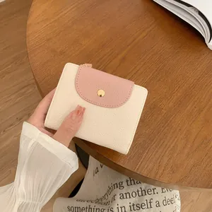 Elegantes zweifarbiges Portemonnaie aus Kunstleder in Beige und Rosa mit Goldknopf