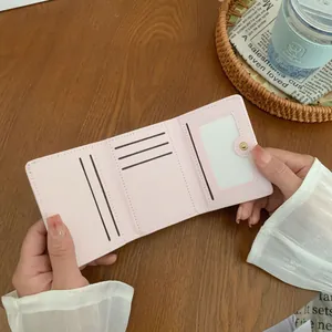 Porte-cartes en simili cuir rose pâle à trois volets avec fentes et fermoir doré