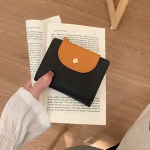 Kurze Faltbrieftasche aus schwarz-orangefarbenem Leder mit goldenem Druckknopf-Verschluss