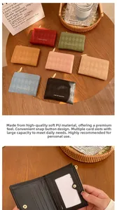 Dettaglio porta carte in pelle PU a rombi con scomparti per carte e chiusura a scatto